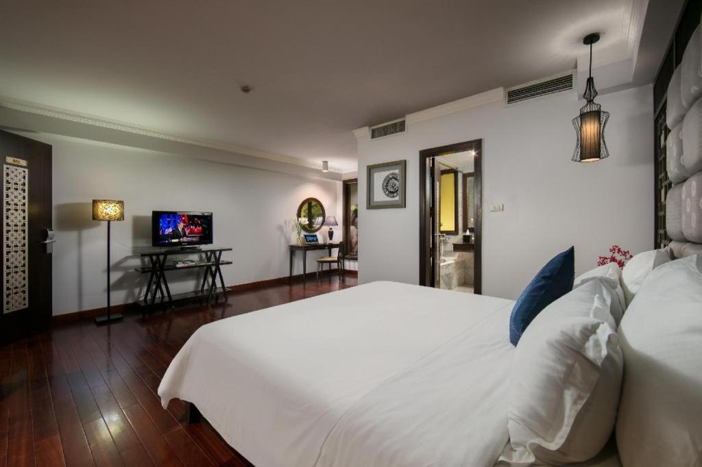 Church Boutique Hotel Hang Trong Ханой Экстерьер фото