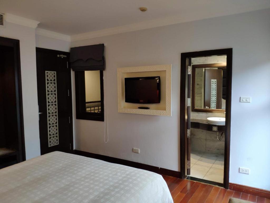 Church Boutique Hotel Hang Trong Ханой Экстерьер фото